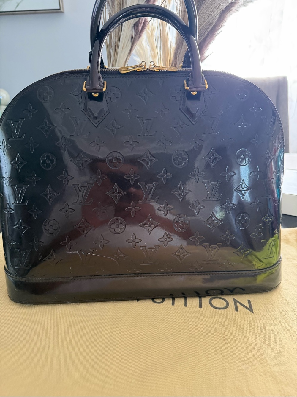 Louis Vuitton Vernis Alma GM Satchel in Deep Burgundy - Picture 4 of 14